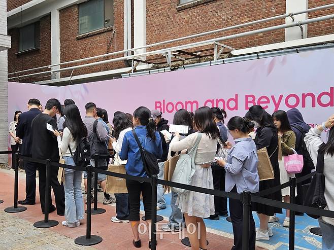 17일 오전 서울 성동구 성수동 앤더슨씨 성수에서 열린 쿠팡 메가뷰티쇼 버추얼스토어 입장을 위해 사람들이 대기하고 있다.(문현호 기자 m2h@)