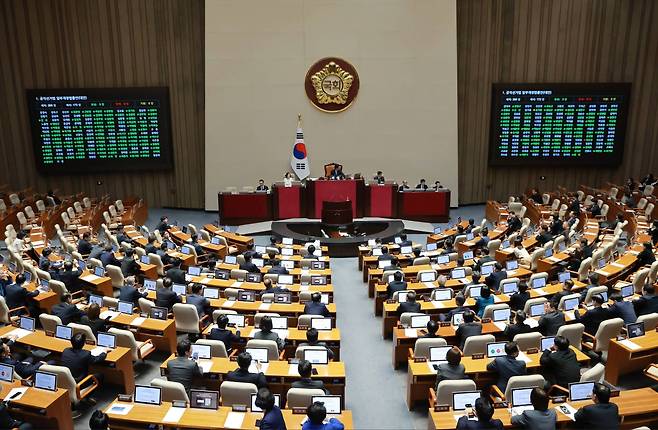 4월&nbsp;18일 국회에서 열린 4월 임시국회 제6차 본회의에서 공직선거법 일부개정법률안이 통과되고 있다. 연합뉴스