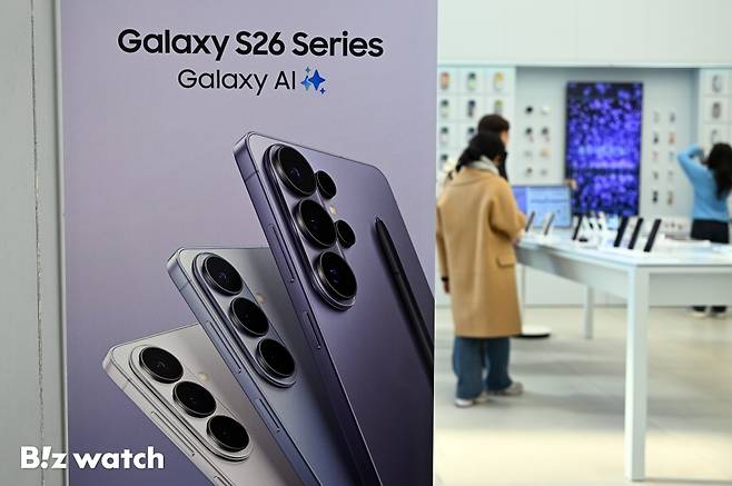 삼성전자의 3세대 AI폰 '갤럭시 S26 시리즈'가 공개된 2월 26일 오전 서울 서초구 삼성 강남에 '갤럭시 S26 시리즈' 제품들이 전시되고 있다./사진=이명근 기자 qwe123@