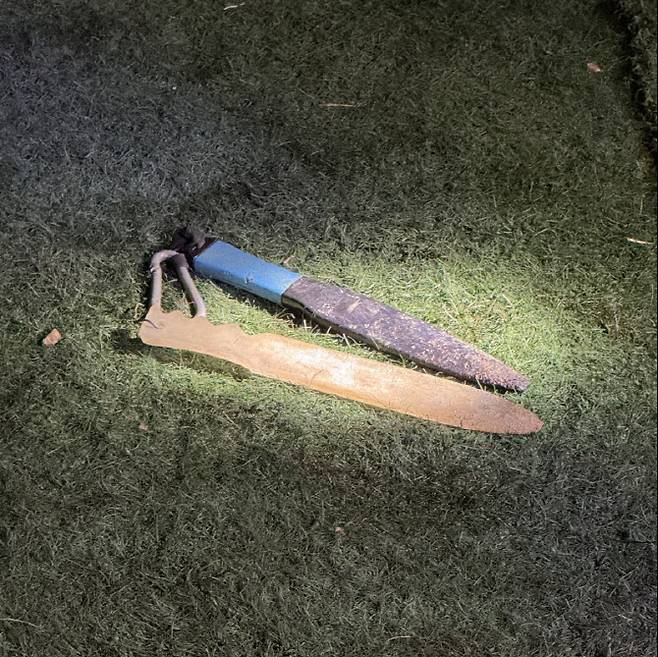 개의 입 안에 쑤셔넣어 강제로 싸움을 중단시키는 도구인 칼 (사진=동물자유연대)