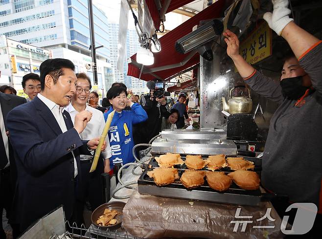 정청래 더불어민주당 대표와 전재수 부산시장 후보가 15일 부산 부산진구 부전시장을 찾아 상인과 인사하고 있다. 2026.4.15 ⓒ 뉴스1 윤일지 기자