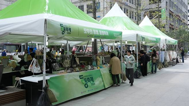 행복한백화점 앞 광장서 진행되고 있는 동행축제 (한유원 제공)