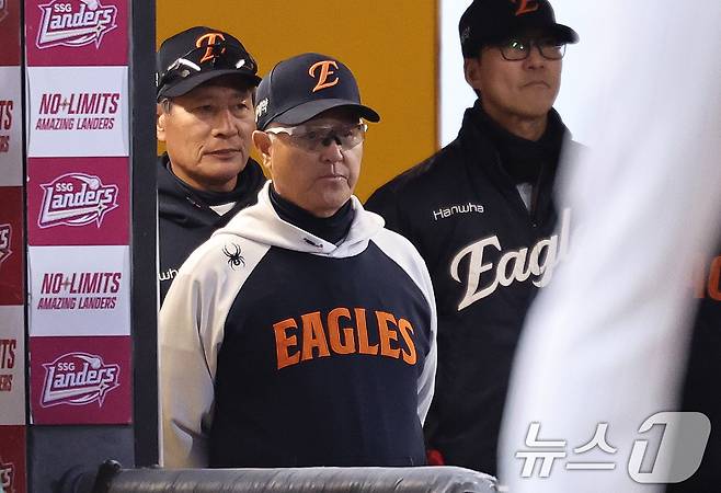 7일 오후 인천 미추홀구 SSG랜더스필드에서 열린 프로야구 '2026 신한 SOL KBO리그' SSG 랜더스와 한화 이글스의 경기, 김경문 한화 감독이 경기를 지켜보고 있다. 2026.4.7 ⓒ 뉴스1 구윤성 기자