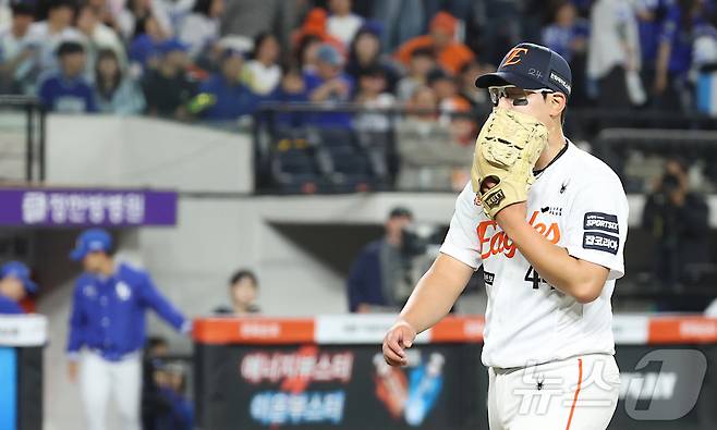 14일 대전 한화생명볼파크에서 열린 2026 신한 SOL KBO리그 삼성 라이온즈와 한화 이글스의 경기 8회초 2사 만루 상황, 한화 김서현이 구원 등판 이닝을 마무리 하며 더그아웃으로 들어오고 있다. 2026.4.14 ⓒ 뉴스1 김기남 기자