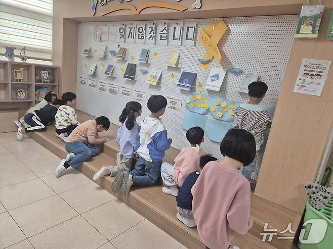 학생들이 '4·16 세월호 추모 북큐레이션 및 추모 메시지 쓰기' 행사에 참여하고 있다.(전남교육청 제공, 재판매 및 DB금지)/뉴스1