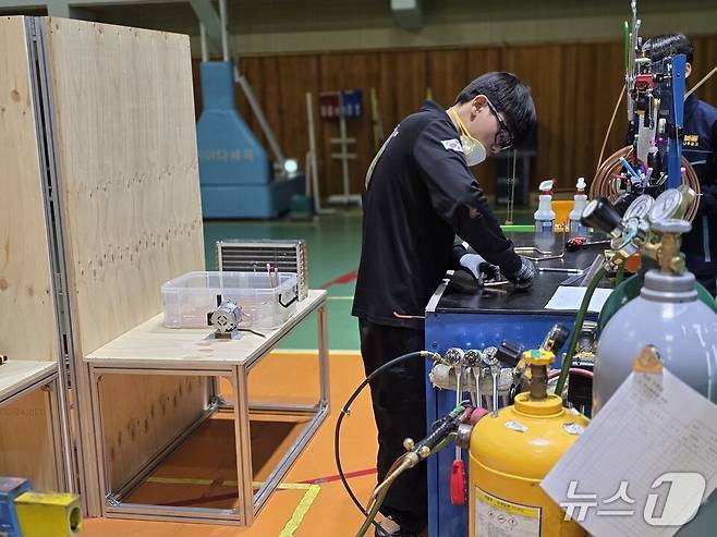 전남지방기능경기대회'에서 나주공고 학생이 냉동기술 실력을 선보이고 있다. (전남교육청 제공, 재판매 및 DB금지)/뉴스1