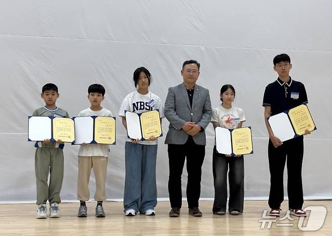 공산초 총동문회 주관으로 입학축하금 전달식에서 입학축하금을 받은 학생들이 동문회 관계자와 기념사진을 찍고 있다.(전남교육청 제공, 재판매 및 DB금지)/뉴스1