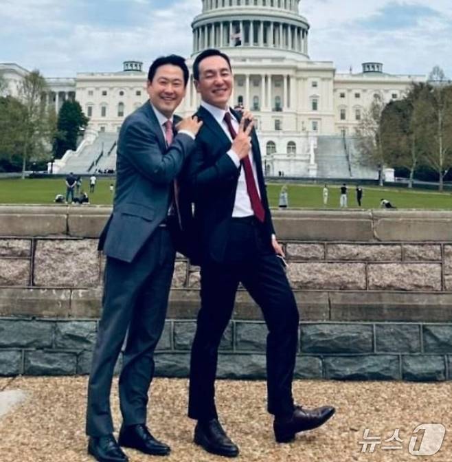 지난 14일(현지시간) 장동혁 국민의힘 대표와 미국 국회의사당을 배경으로 기념사진을 찍은 김민수 최고위원. (SNS 갈무리) ⓒ 뉴스1