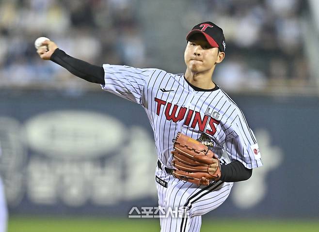 LG 투수 우강훈이 14일 서울 잠실구장에서 열린 2026 KBO리그 롯데전 7회 역투하고 있다. 잠실 | 최승섭기자 thunder@sportsseoul.com