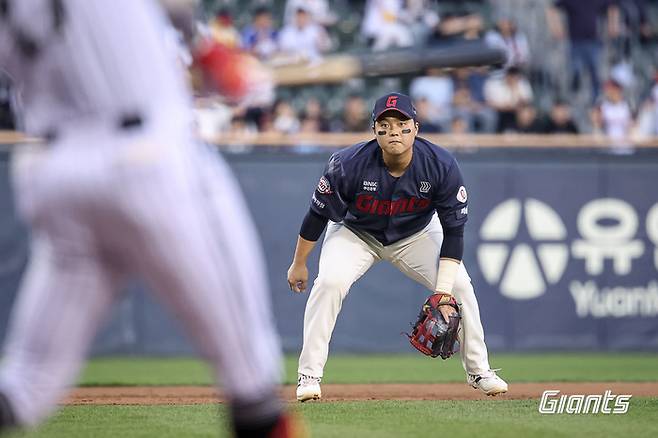 롯데 한동희가 16일 서울 잠실구장에서 열린 2026 KBO리그 정규시즌 LG전에서 3루 수비를 보고 있다. 사진 | 롯데 자이언츠