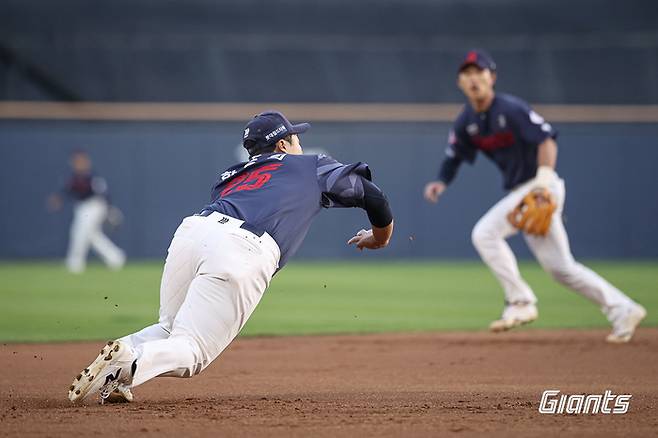 롯데 한동희가 15일 서울 잠실구장에서 열린 2026 KBO리그 정규시즌 LG전 1회말 2사 때 오스틴의 타구를 몸을 날려 잡고 있다. 사진 | 롯데 자이언츠
