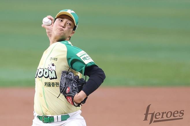 키움 안우진이 12일 서울 고척스카이돔에서 열린 2026 KBO리그 정규시즌 롯데전에 선발 등판해 역투하고 있다. 사진 | 키움 히어로즈