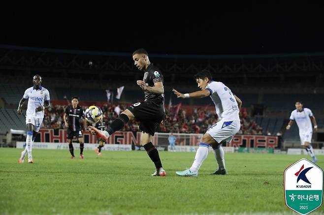 부천FC 바사니와 인천유나이티드 이주용(오른쪽). /사진=한국프로축구연맹