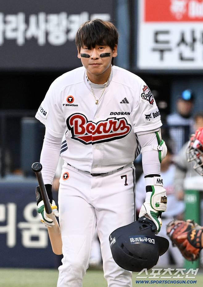 17일 잠실구장에서 열린 두산과 KIA의 경기. 두산 박찬호가 타석에 들어서며 KIA 팬들을 향해 인사를 건네고 있다. 잠실=박재만 기자 pjm@sportschosun.com