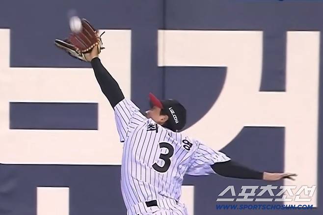 LG 트윈스 최원영이 16일 롯데전서 8회초 노진혁의 타구를 잡아내고 있다. 스포티비 중계화면 캡쳐