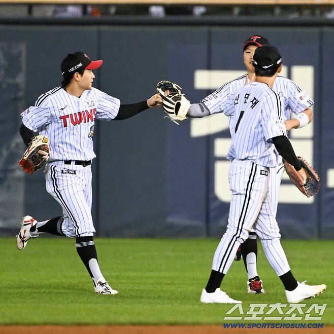 16일 잠실구장에서 열린 LG와 롯데의 경기. LG 최원영이 호수비를 펼친 뒤 더그아웃으로 향하고 있다. 잠실=박재만 기자 pjm@sportschosun.com/2026.04.16/