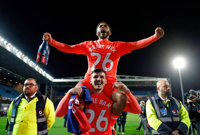 1부 승격을 확정하고 좋아하는 코번트리 선수들    AP<저작권자(c) 연합뉴스, 무단 전재-재배포, AI 학습 및 활용 금지>