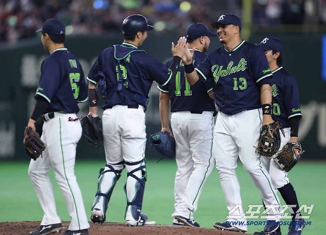 유력한 꼴찌후부로 꼽혔던 야쿠르트가 시즌 초반이지만 선전하고 있다. 16일 현재 한신에 1.5경기 앞선 센트럴리그 단독 1위다. 사진캡처=야쿠르트 스왈로즈 SNS