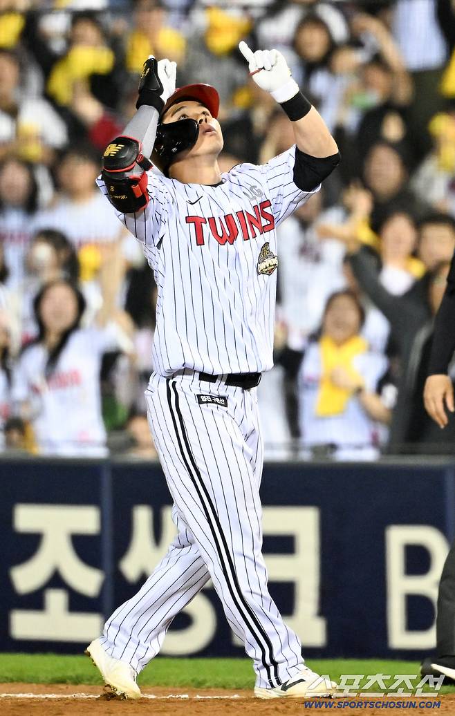 16일 잠실구장에서 열린 LG와 롯데의 경기. 6회말 2사 만루 LG 문성주가 안타를 날린 뒤 환호하고 있다. 잠실=박재만 기자 pjm@sportschosun.com/2026.04.16/