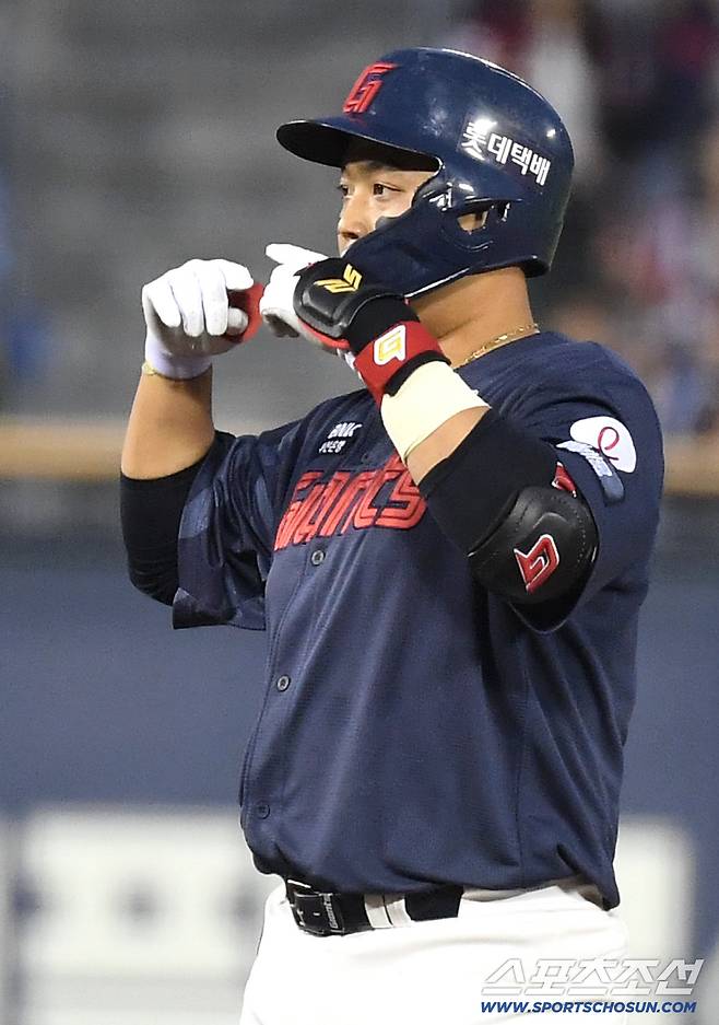 15일 잠실구장에서 열린 LG와 롯데의 주중 3연전 두 번째 경기. 4회 2루타를 날린 롯데 한동희. 잠실=송정헌 기자songs@sportschosun.com/2026.04.15/