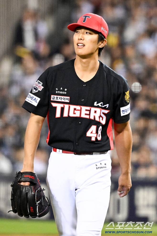 17일 잠실구장에서 열린 두산과 KIA의 경기. 5이닝 무실점 피칭을 펼친 KIA 선발 이의리를 기뻐하고 있다. 잠실=박재만 기자 pjm@sportschosun.com/2026.04.17/