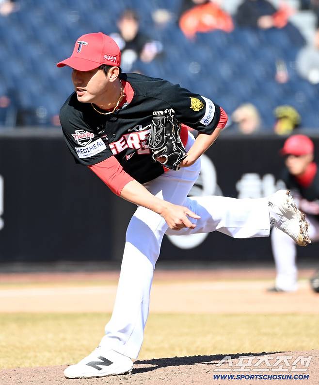 19일 대전한화생명볼파크에서 열린 KIA와 한화의 시범경기. 역투하는 KIA 홍건희. 대전=허상욱 기자wook@sportschosun.com/2026.03.19/