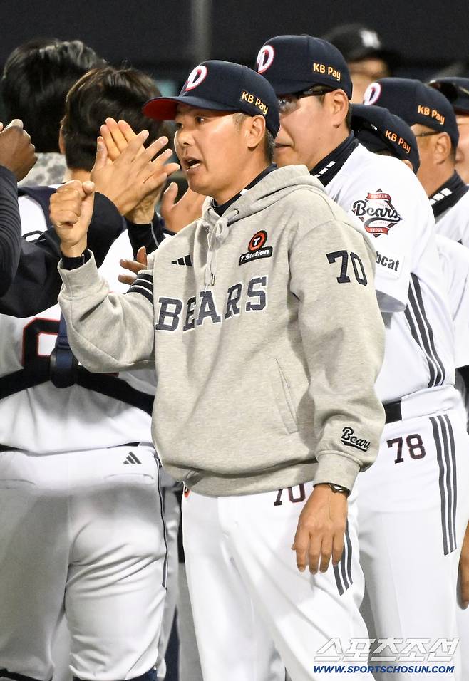 18일 잠실구장에서 열린 두산과 KIA의 경기. 10회말 1사 1,2루 두산 이유찬의 끝내기 안타로 승리한 두산 김원형 감독이 환호하고 있다. 잠실=박재만 기자 pjm@sportschosun.com/2026.04.18/