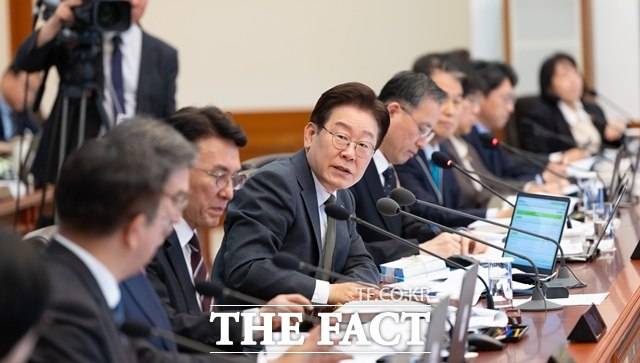 이 대통령이 지난 14일 청와대에서 주재한 제16회 국무회의 겸 제5차 비상경제점검회의에서 발언하고 있다. /청와대