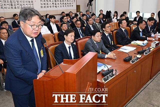 방용철 전 쌍방울그룹 부회장(왼쪽)이 지난 14일 국회에서 열린 '윤석열 정권 정치검찰 조작기소 의혹 사건 진상규명 국정조사특별위원회(국조특위)' 청문회에 참석해 쌍방울 대북송금 조작기소 의혹 사건 관련 질의에 답변하고 있다. /김성렬 기자