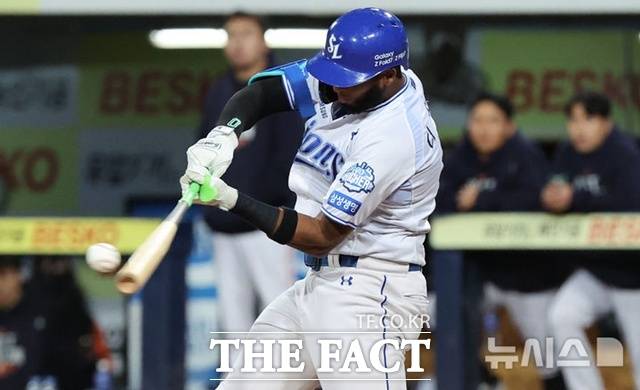 지난해 홈런왕 삼성 라이온즈 르윈 디아즈는 이번 시즌에도 변함없는 활약을 펼치고 있다. 18일 LG전에서 선제 2타점 적시타를 날렸다. /뉴시스