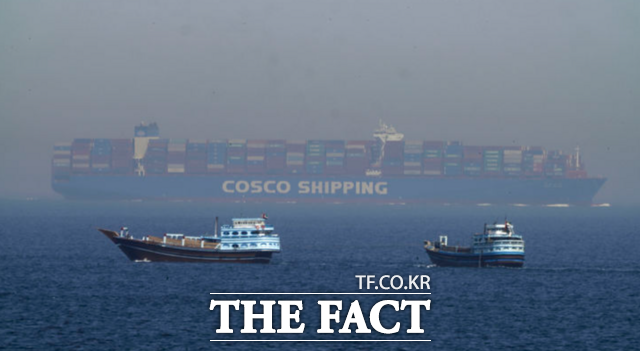 18일(현지시간) 영국해사무역기구에 따르면 이란 이슬람혁명수비대 소속 고속정 2척이 호르무즈 해협 인근에서 항해 중이던 유조선을 향해 발포했다. 사진은 지난 2023년 5월 호르무즈 해협에서 항해 중인 대형 컨테이너선과 선박의 모습. /AP.뉴시스