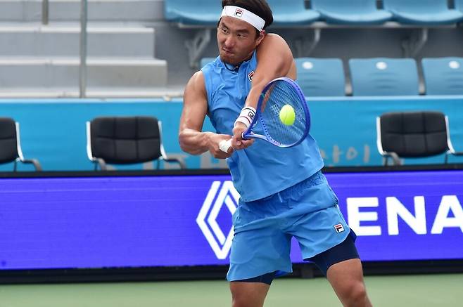 양손 백핸드를 하는 부 윤차오케테