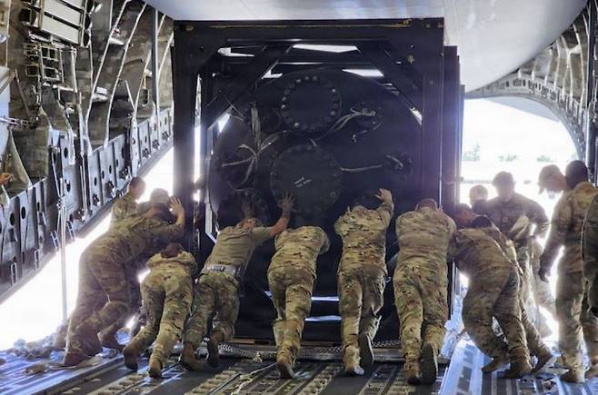 와드 250 마이크로 원자로를 수송기 화물칸에 옮기는 미군 병사들. 미 전쟁부