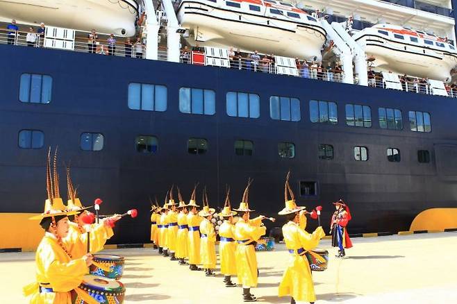 강원 속초항에 올해 첫 크루즈인 8만2000t급 대형 프리미엄 크루즈 웨스테르담호가 18일 2000여 명의 외국인 관광객을 태우고 입항하고 있다. 속초시 제공