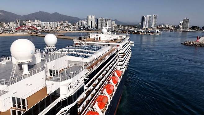 강원 속초항에 올해 첫 크루즈인 8만2000t급 대형 프리미엄 크루즈 웨스테르담호가 18일 2000여 명의 외국인 관광객을 태우고 입항하고 있다. 속초시 제공