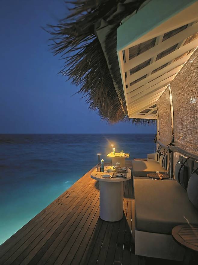 수상 레스토랑 ‘카이요’에서는 360도 바다 전망을 누릴 수 있다. /NH컬렉션 몰디브 리티 리조트