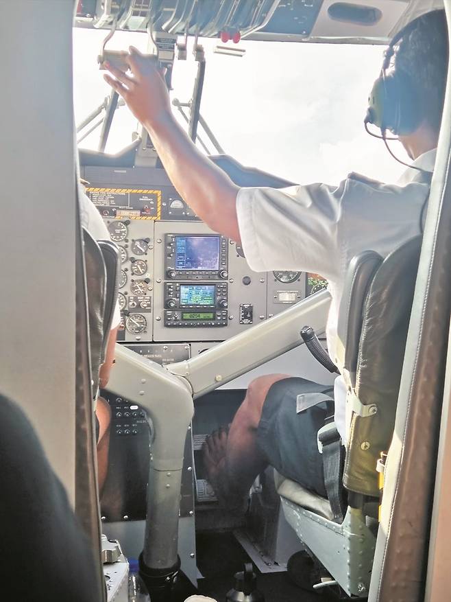 ‘맨발의 파일럿’(아래)이 운전하는 수상 비행기에서 여러 라군을 내려다 보는 재미도 쏠쏠하다(위). /김경화 기자