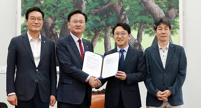 더불어민주당 천준호 원내운영수석부대표(오른쪽 두번째)와 국민의힘 유상범 원내운영수석부대표(왼쪽 두번째)가 17일 국회에서 6·3 지방선거와 관련해 합의를 마친 뒤 기념 촬영하고 있다. /연합뉴스