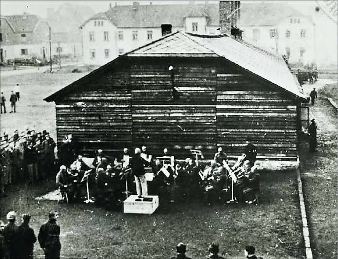 1941년 아우슈비츠 수용소 오케스트라의 실제 연주 모습. /아우슈비츠 박물관