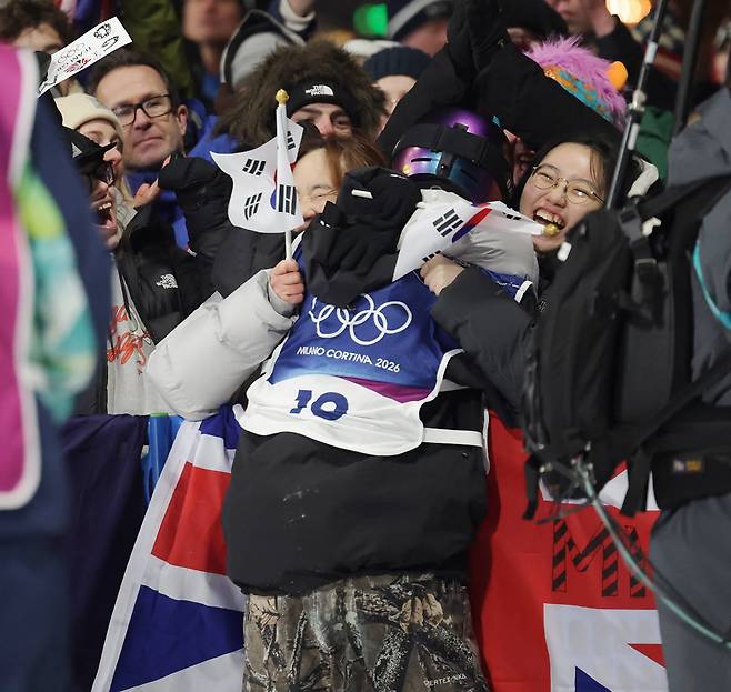 동계올림픽 빅에어 결선에서 동메달 확정 직후 유승은이 태극기를 든 어머니(왼쪽), 언니(오른쪽)와 서로 얼싸안고 기뻐하고 있다. /장련성 기자