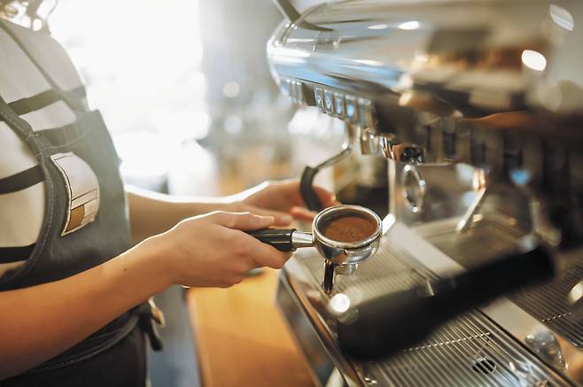 최근 카페·편의점 등 자영업 현장 곳곳에서 점주와 아르바이트생 간 충돌이 불거지고 있다. 김영훈 고용노동부 장관은 최근 한 언론 인터뷰에서 “점주와 아르바이트생이 ‘죽기 살기’로 부딪히는 상황이 벌어진다”며 “생존이 걸려 있는 점주와 보호받지 못하는 알바생 간 갈등이 굉장히 거칠게 나타난다”고 언급했다. /게티이미지뱅크