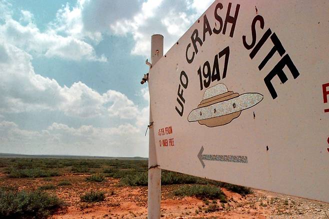 1947년 ‘UFO 추락 사건’이 발생한 것으로 알려진 미국 뉴멕시코주 로즈웰 현장을 안내하는 표지판./AP 연합뉴스