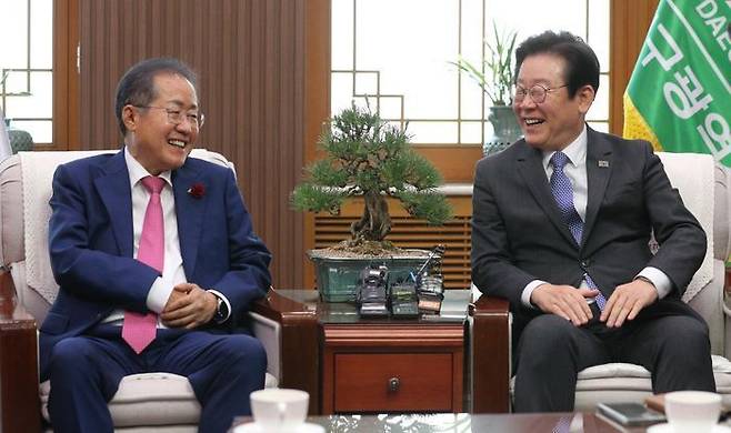 이재명 대통령이 더불어민주당 대표 시절인 2023년 5월 10일 오후 대구시청 산격청사를 찾아 홍준표 당시 대구시장과 면담하고 있다. ⓒ뉴시스