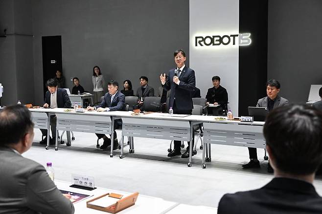 이민근 안산시장이 2026년 3월 20일 로보티즈본사를 방문해 ASV 경제 자유 구역투자 유치를 위한 설명을 하고있다ⓒ안산시제공