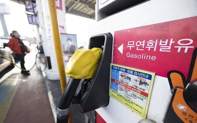 서울 시내의 한 주유소에서 시민들이 주유를 하고 있다. 뉴시스