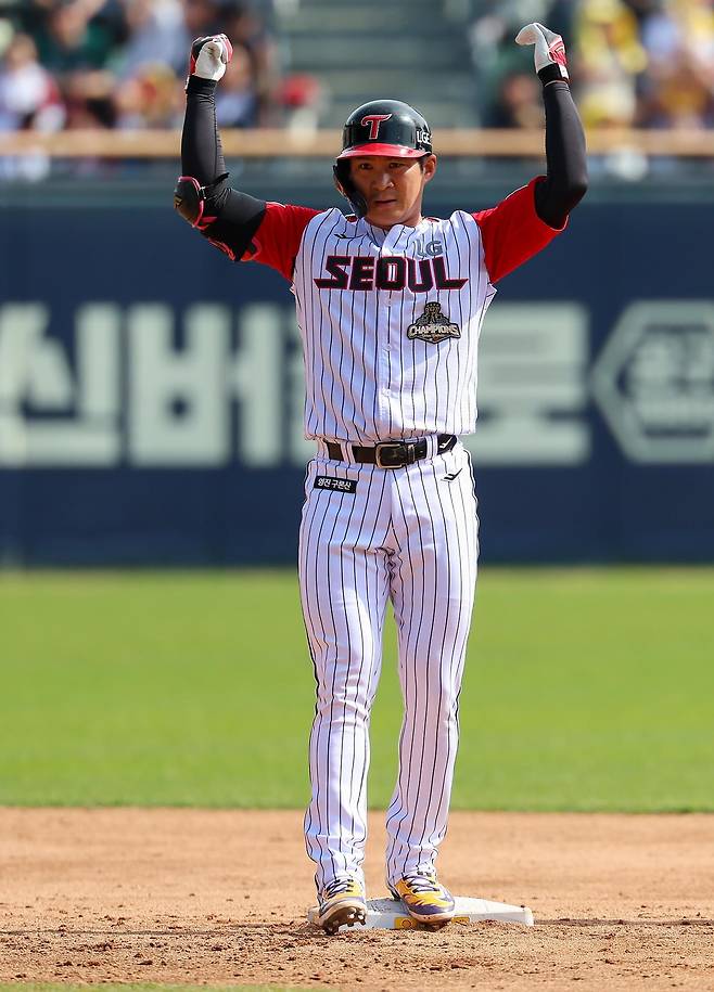 LG 오지환은 16일 서울 잠실구장에서 열린 롯데전에 나서며 프로야구 역사상 처음으로 한 팀에서만 2000경기에 출장한 유격수가 됐다. LG 제공