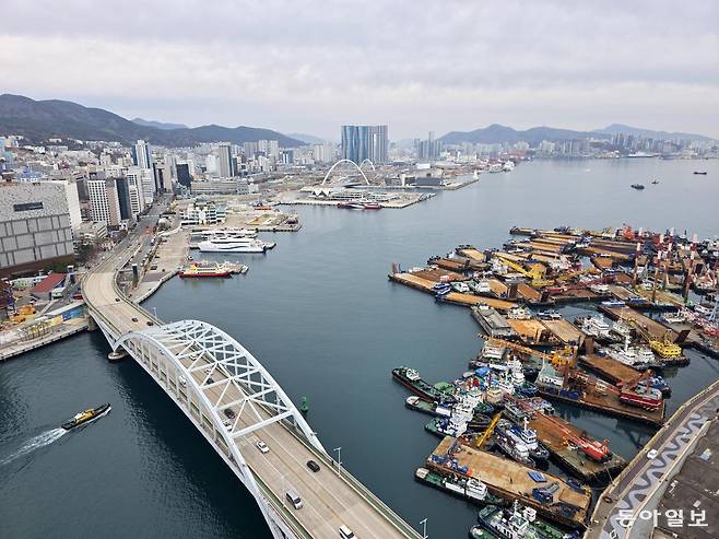 부산 영도 라발스호텔 28층 스카이카페 테라스에서 내려다본 영도 다리들과 부산항 풍경. 낡은 조선소와 물양장, 창고 등이 카페와 문화 공간으로 변신하고 있다. 부산=전승훈 기자 raphy@donga.com