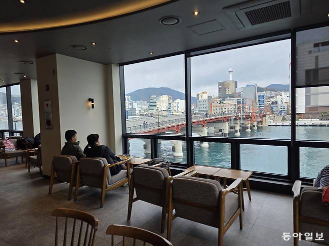 영도대교를 눈 앞에서 볼 수 있는 스타벅스 영도대교점. 부산=전승훈 기자 raphy@donga.com