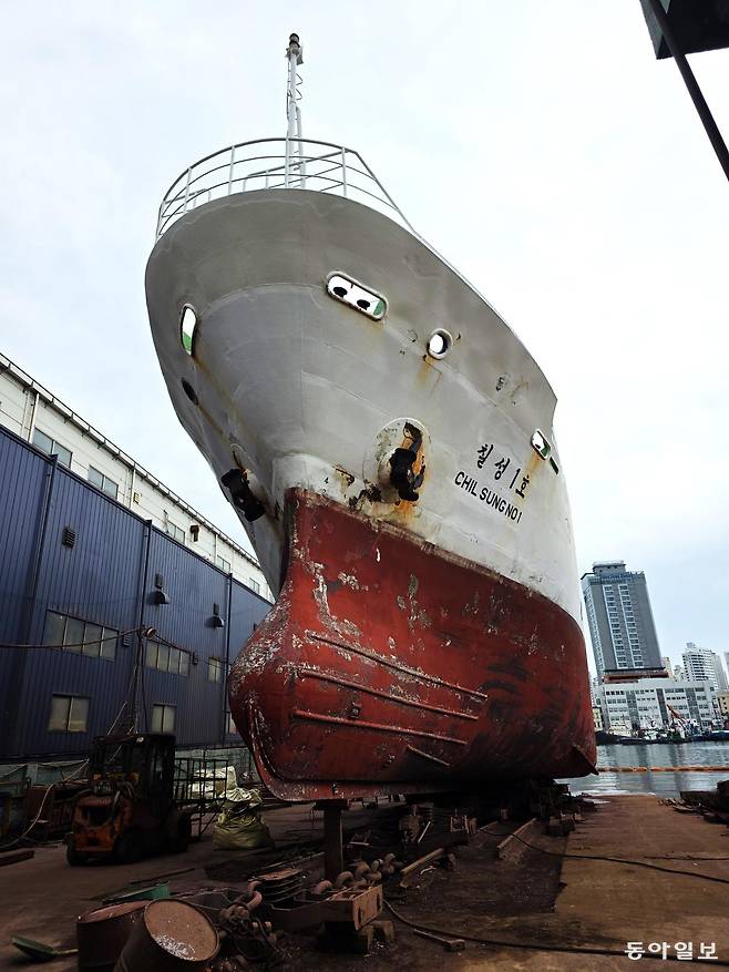 영도 대평동 조선소에서 수리 중인 선박. 부산=전승훈 기자 raphy@donga.com