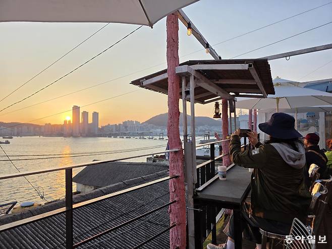 부산 영도 흰여울문화마을 카페에서 맞은편 송도해수욕장 너머로 노을이 지고 있다. 부산=전승훈 기자 raphy@donga.com